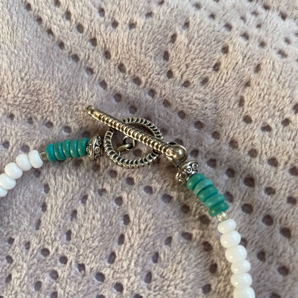 17” choker style necklace with whit glass beads and turquoise dyed howlite - Picture 5 of 5